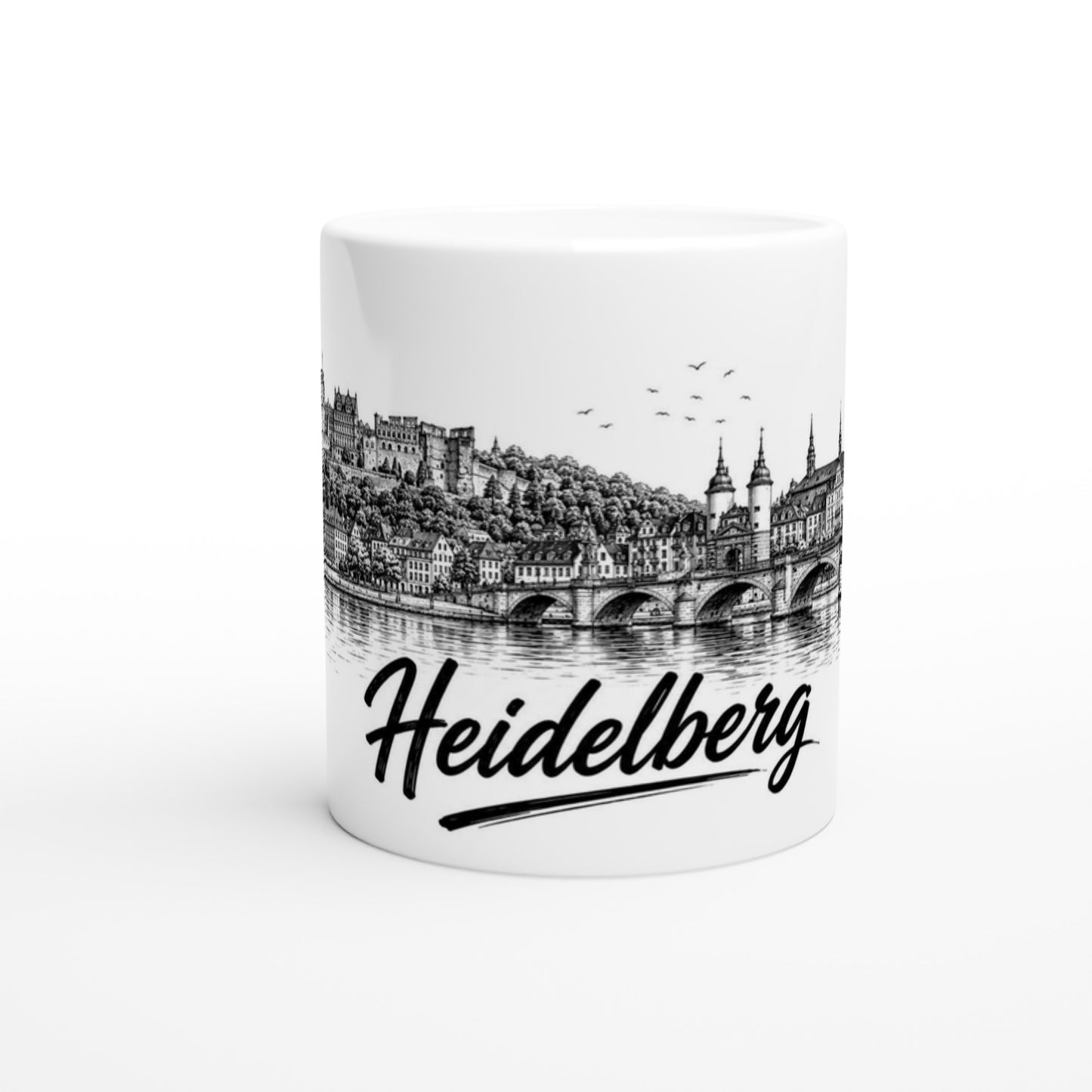 Weiße Keramiktasse mit Heidelberg Motiv, feiner Liniengrafik und elegantem Schriftzug unter der Stadtsilhouette.