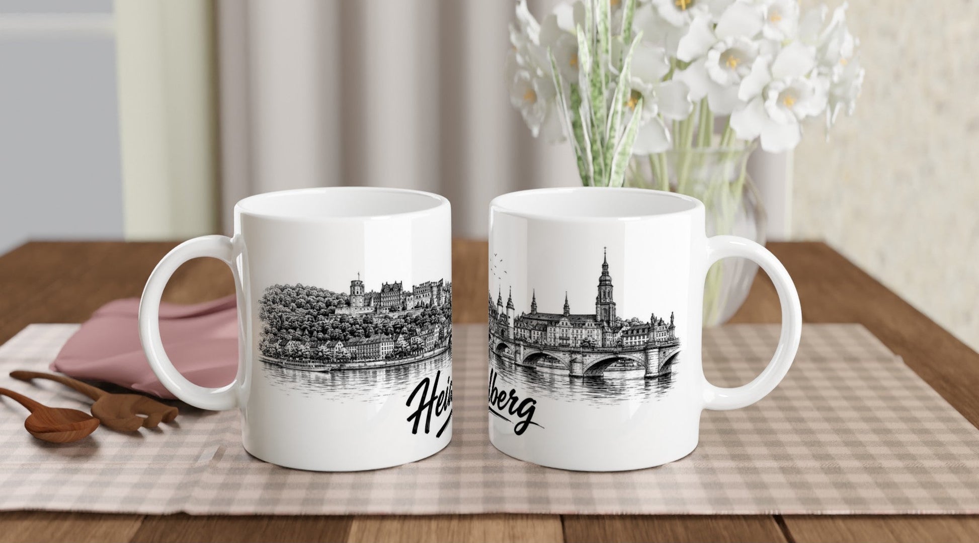 Schwarz-Weiß Keramiktasse mit Heidelberg Altstadt, Neckar, Schlossberg und präziser Architekturzeichnung.