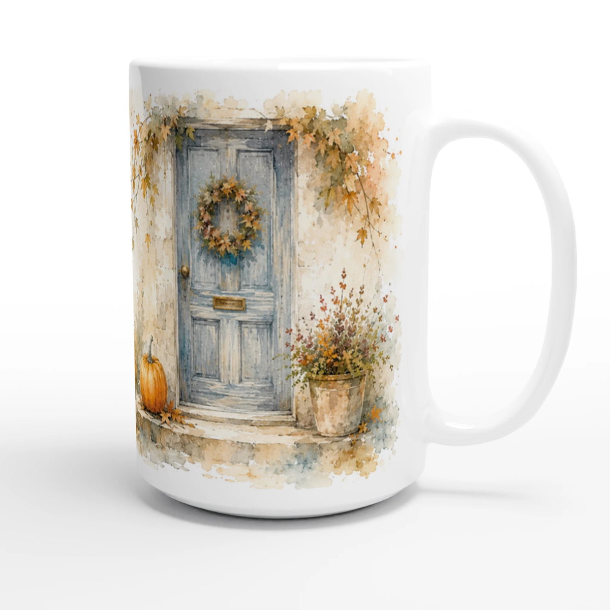 Seitliche Ansicht der personalisierten Herbsttasse mit Wunschtext und Übergang zur herbstlichen Aquarellszene mit Haustür, Kürbis, Pflanzen und Laub.