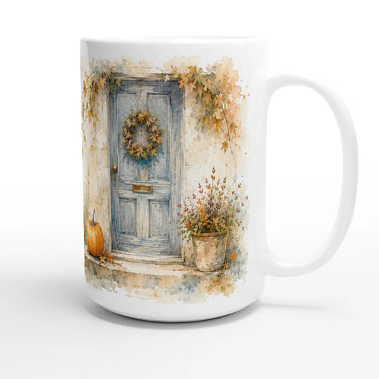 Seitliche Ansicht der personalisierten Herbsttasse mit Wunschtext und Übergang zur herbstlichen Aquarellszene mit Haustür, Kürbis, Pflanzen und Laub.