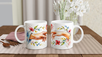 Romantische Herz-Tasse mit 330 ml Fassungsvermögen. Zwei Hände und ein rotes Herz prägen das Aquarelldesign.