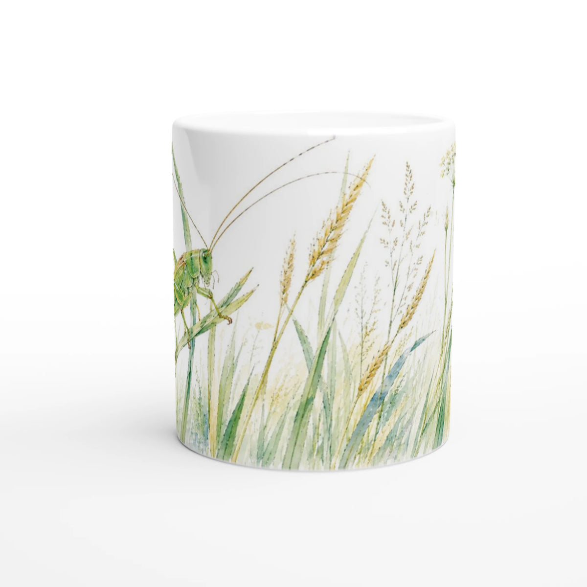 Seitliche Ansicht der Keramiktasse mit Grünem Heupferd, langen Fühlern sowie hohen Gräsern und goldgelben Ähren im Aquarellstil.