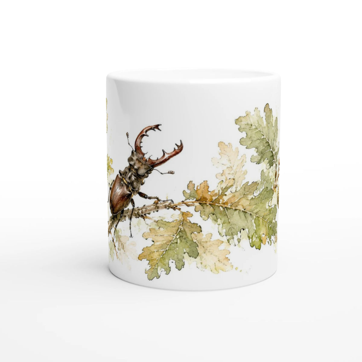 Seitliche Ansicht der Hirschkäfer Tasse mit markantem Käfer, verzweigtem Eichenast und locker gemalten Eichenblättern in warmen Naturtönen.