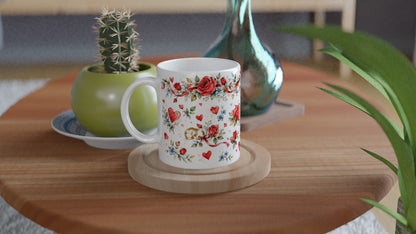 Romantische Keramiktasse mit Rosen und Eheringen als Hochzeitsgeschenk. Die Aquarellillustration verbindet Blumen, Herzmotive und das Symbol der Verbundenheit.