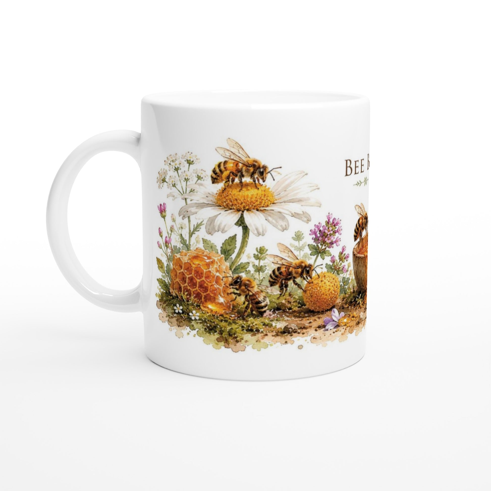 Bienen Tasse mit Honig, Blumen und süßen Gebäckdetails auf weißer Keramik.