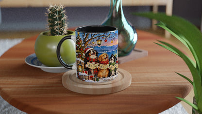 Keramiktasse als Weihnachtsgeschenk für Hundebesitzer und Hundefreunde. Ein singender Hundechor vor winterlicher Dorfkulisse schmückt die festliche Tasse.
