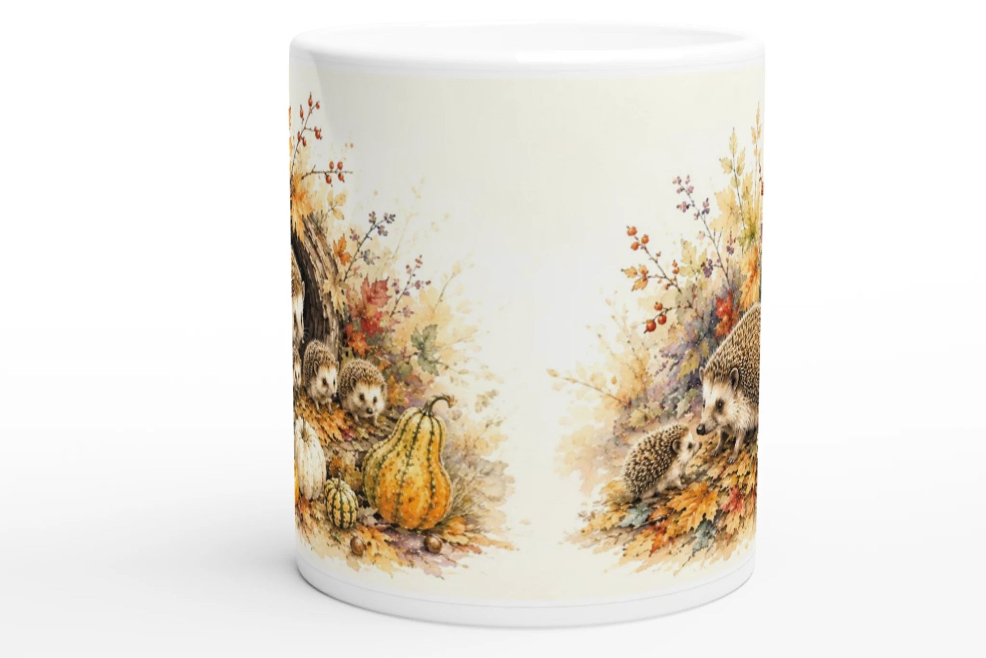 Zweite Motivseite der Igel Tasse mit einem großen und einem kleinen Igel zwischen Zierkürbissen und Beerenzweigen