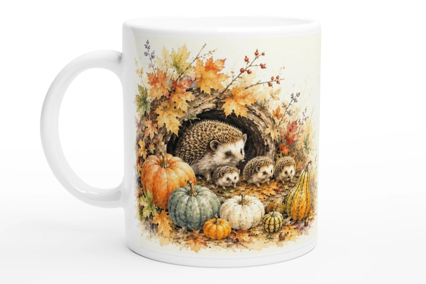 Igelmotiv mit orangefarbenen, grünen und weißen Kürbissen sowie farbigem Herbstlaub auf einer 330-ml-Tasse