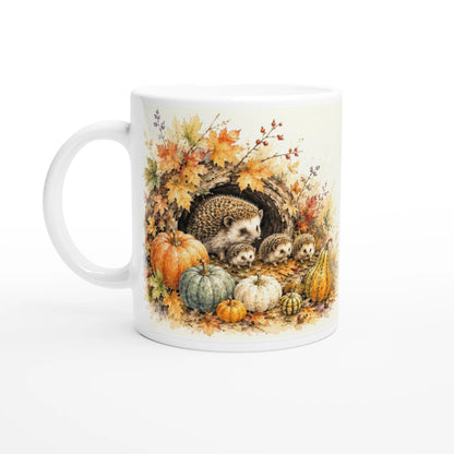 Igelmotiv mit orangefarbenen, grünen und weißen Kürbissen sowie farbigem Herbstlaub auf einer 330-ml-Tasse
