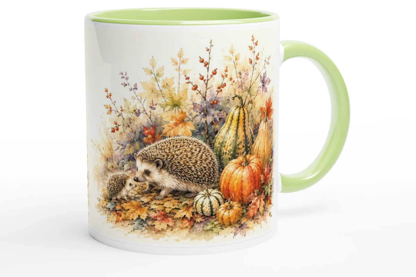 Herbstliche Keramiktasse mit einer Igelmutter und mehreren Jungtieren vor einem geschützten Versteck aus Zweigen und Blättern