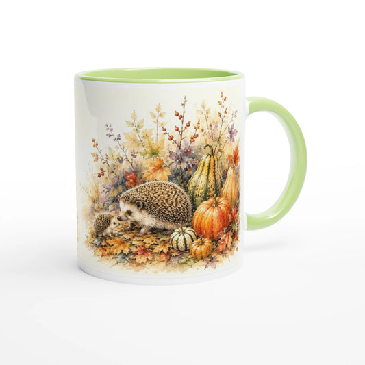 Herbstliche Keramiktasse mit einer Igelmutter und mehreren Jungtieren vor einem geschützten Versteck aus Zweigen und Blättern