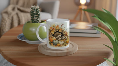 Umlaufendes Herbstpanorama mit Igelfamilie, Kürbissen, Blättern und botanischen Details auf einer Keramiktasse
