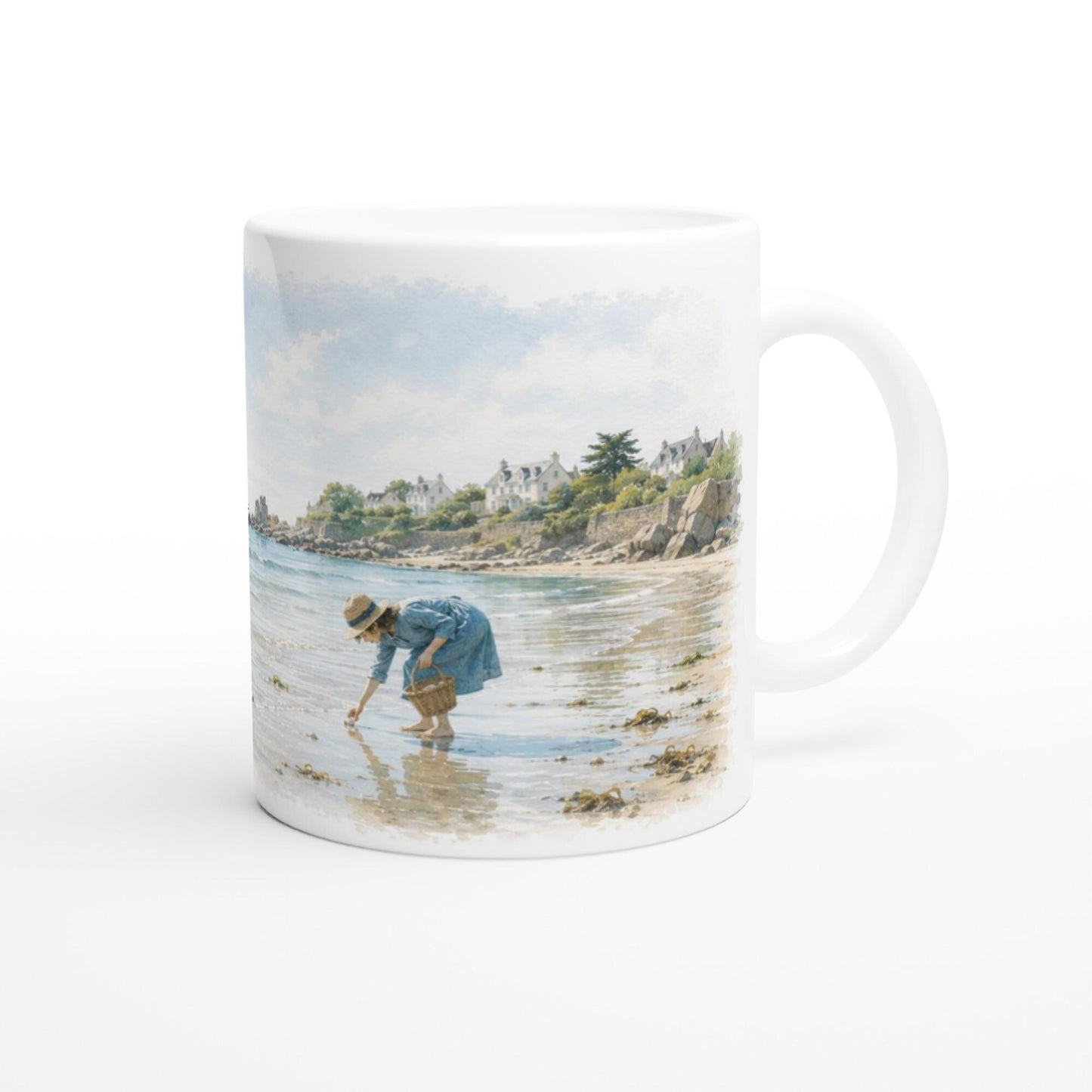 Bretagne Strand Tasse 330 ml – Aquarell Küstenmotiv mit Sammlerin