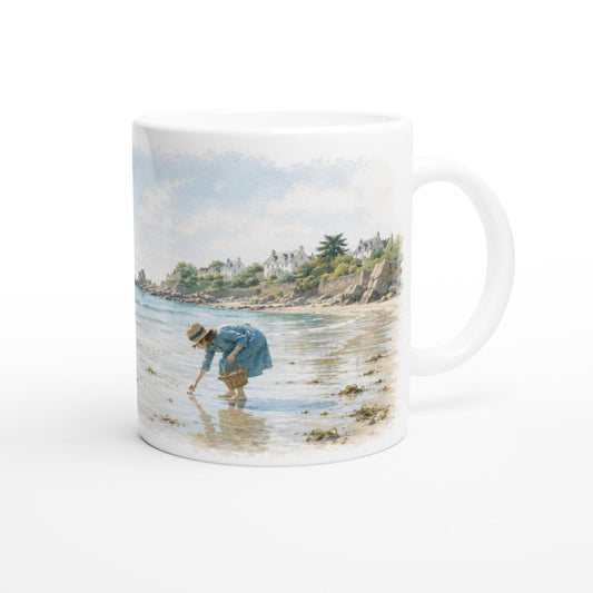 Bretagne Strand Tasse 330 ml – Aquarell Küstenmotiv mit Sammlerin