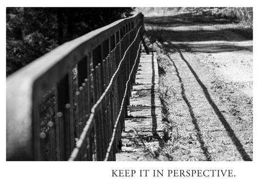 KEEP IT IN PERSPECTIVE aus dem vierteiligen Schwarzweiß Fotografie Set mit diagonalem Geländer, starken Fluchtlinien und langen grafischen Schatten