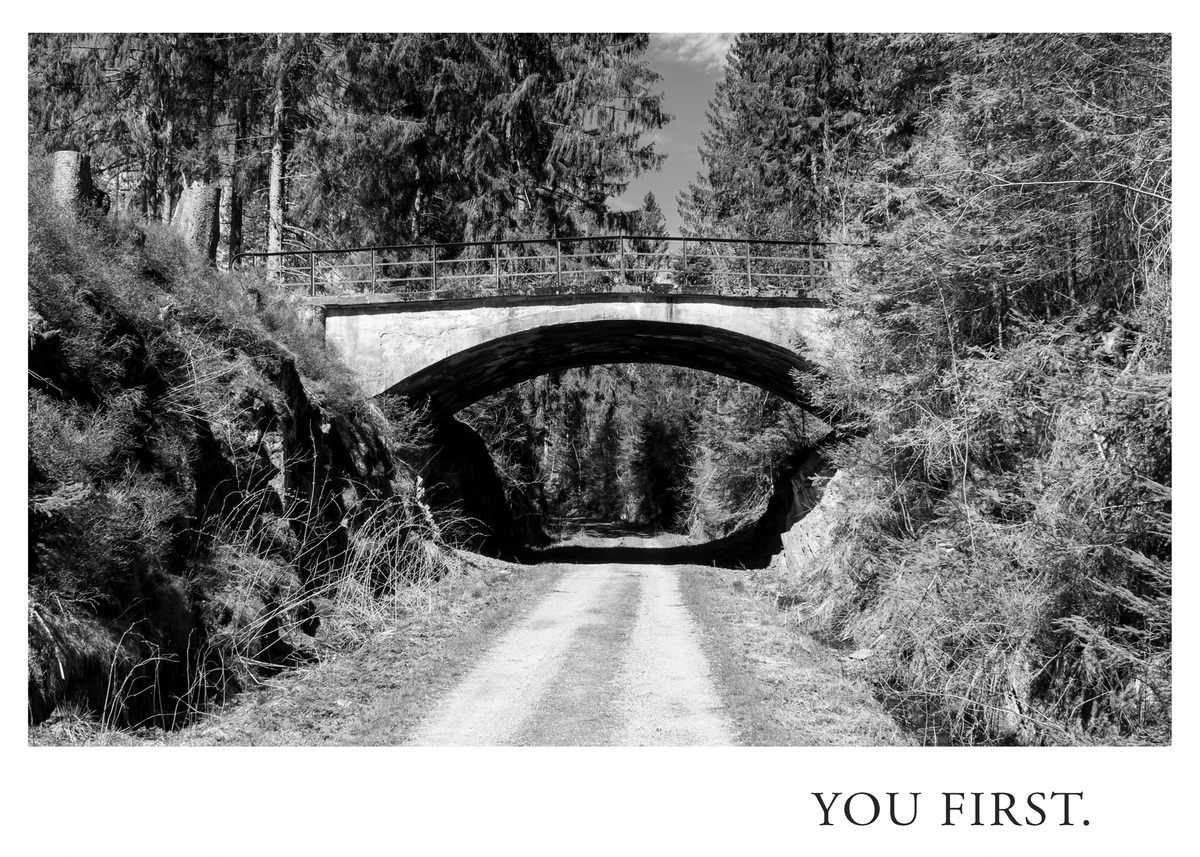 YOU FIRST aus dem IN PERSPECTIVE Fine Art Print Bundle mit alter Bogenbrücke über einem einsamen Waldweg und atmosphärischer Schwarzweiß Landschaftsfotografie