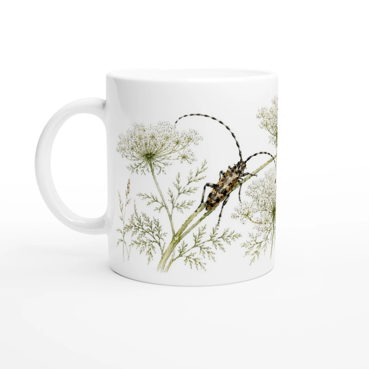 Käfer Wilde Möhre Tasse 330 ml mit langfühlerigem Käfer auf einem Pflanzenstängel zwischen weißen Dolden und feinem Blattwerk im Aquarellstil.