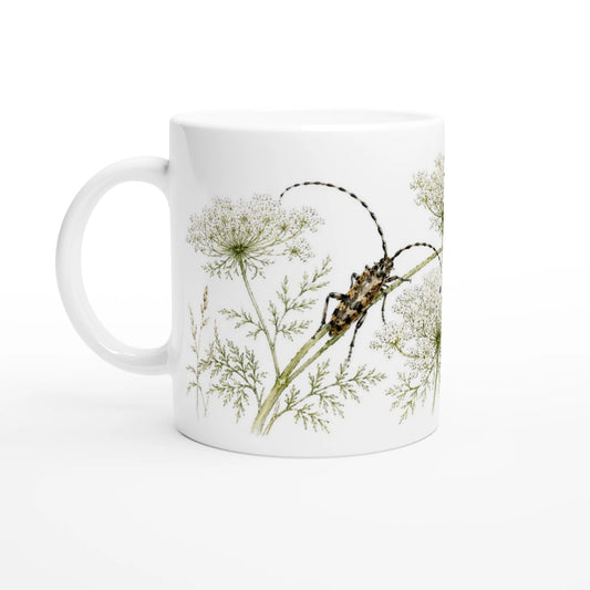 Käfer Wilde Möhre Tasse 330 ml mit langfühlerigem Käfer auf einem Pflanzenstängel zwischen weißen Dolden und feinem Blattwerk im Aquarellstil.