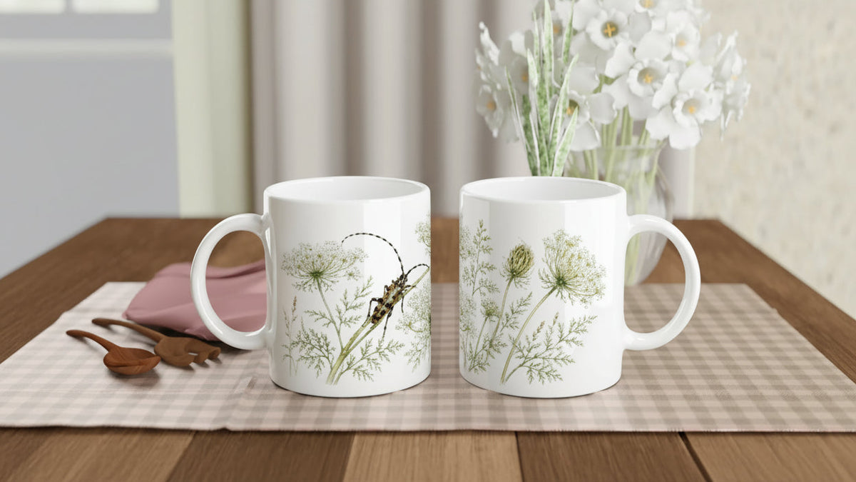 Zwei Ansichten der Käfer Wilde Möhre Tasse mit langfühlerigem Käfer auf einer Seite und filigranen Doldenblüten auf der gegenüberliegenden Seite.