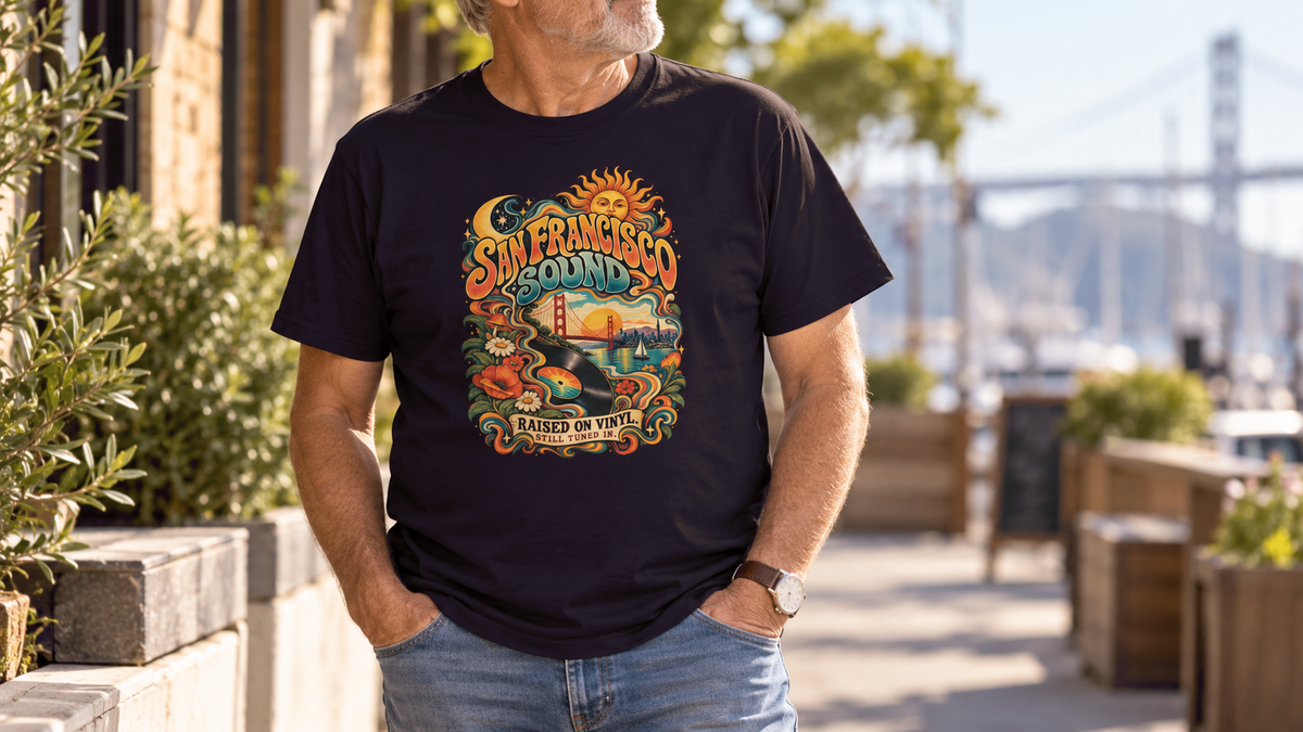 California Hippie Shirt im Stil der 70er-Jahre mit San-Francisco-Bezug. Golden Gate Bridge und Vinyl-Schallplatte stehen im Mittelpunkt des nostalgischen Motivs.