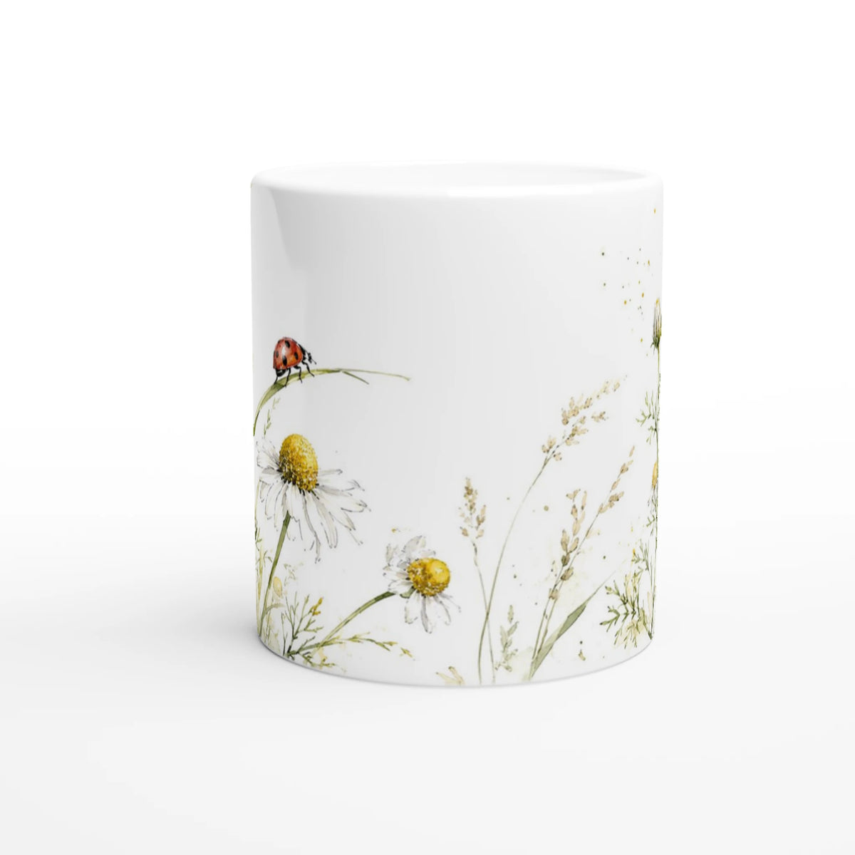 Keramiktasse aus der Wild Companions Collection mit weißen Kamillenblüten, feinen Gräsern und kleinem Marienkäfer als rotem Farbakzent.