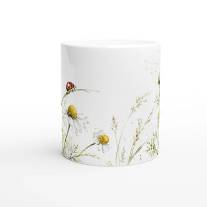 Keramiktasse aus der Wild Companions Collection mit weißen Kamillenblüten, feinen Gräsern und kleinem Marienkäfer als rotem Farbakzent.