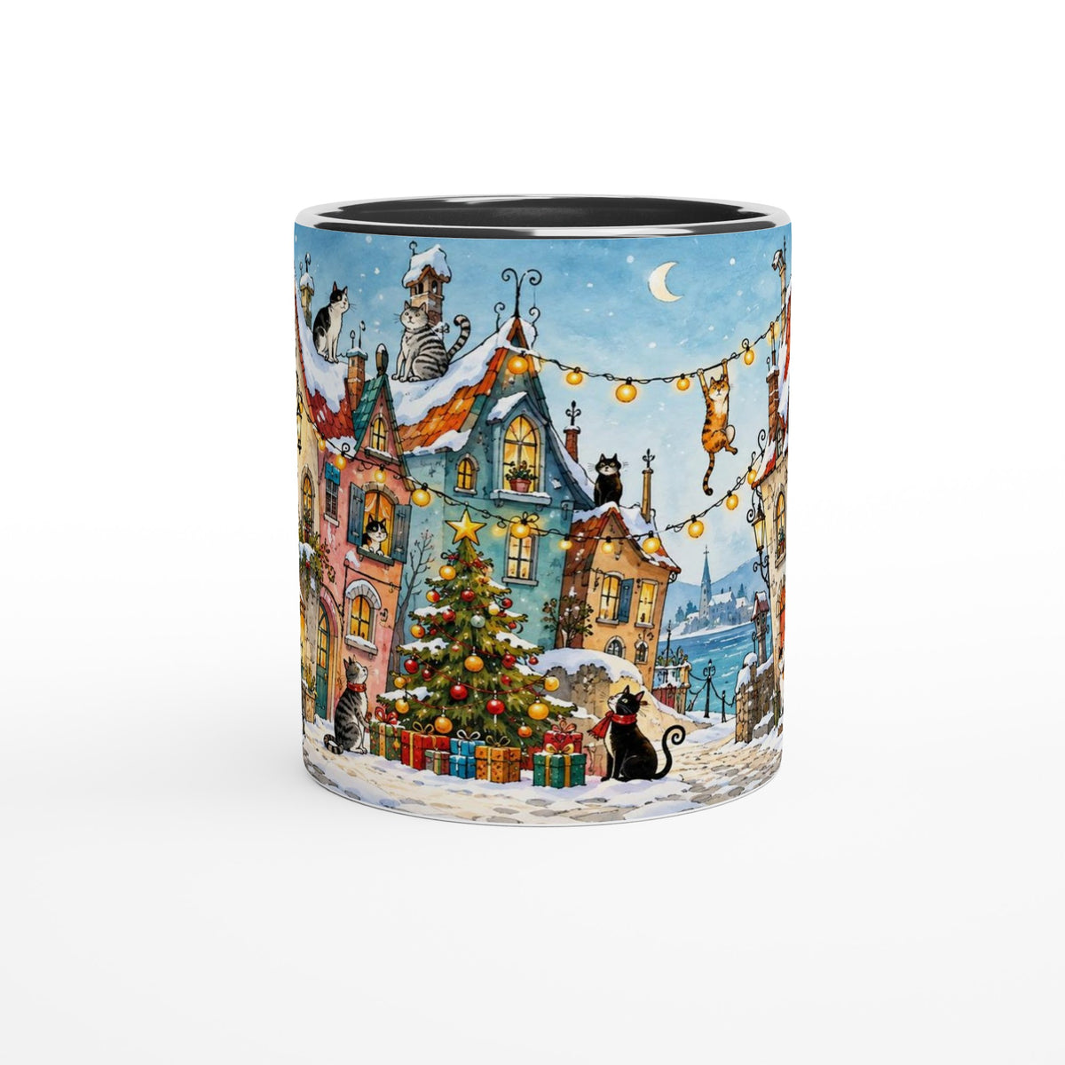 Weißer Keramikbecher mit farbigen Akzenten an Henkel, Rand und Innenseite sowie weihnachtlicher Illustration von Katzen im verschneiten Dorf. Ein saisonales Motiv für Kaffee oder Tee.