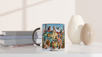 Katzen und Weihnachtsbaum in einem verschneiten Winterdorf als Motiv einer festlichen Keramiktasse. Die Dorfhäuser und winterlichen Details verleihen dem Design einen märchenhaften Charakter.