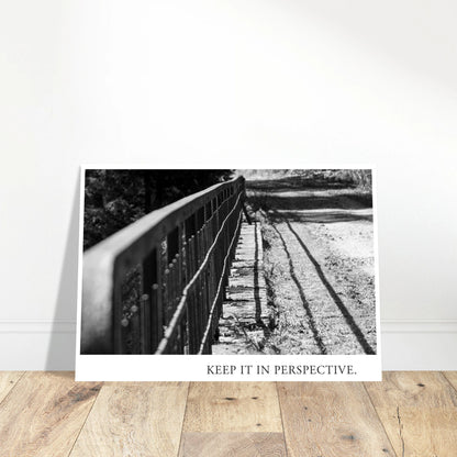 Fine Art Kunstdruck KEEP IT IN PERSPECTIVE im 12-Farb-Giclée-Druckverfahren mit differenzierten Grautönen, starken Kontrasten und matter Papieroberfläche