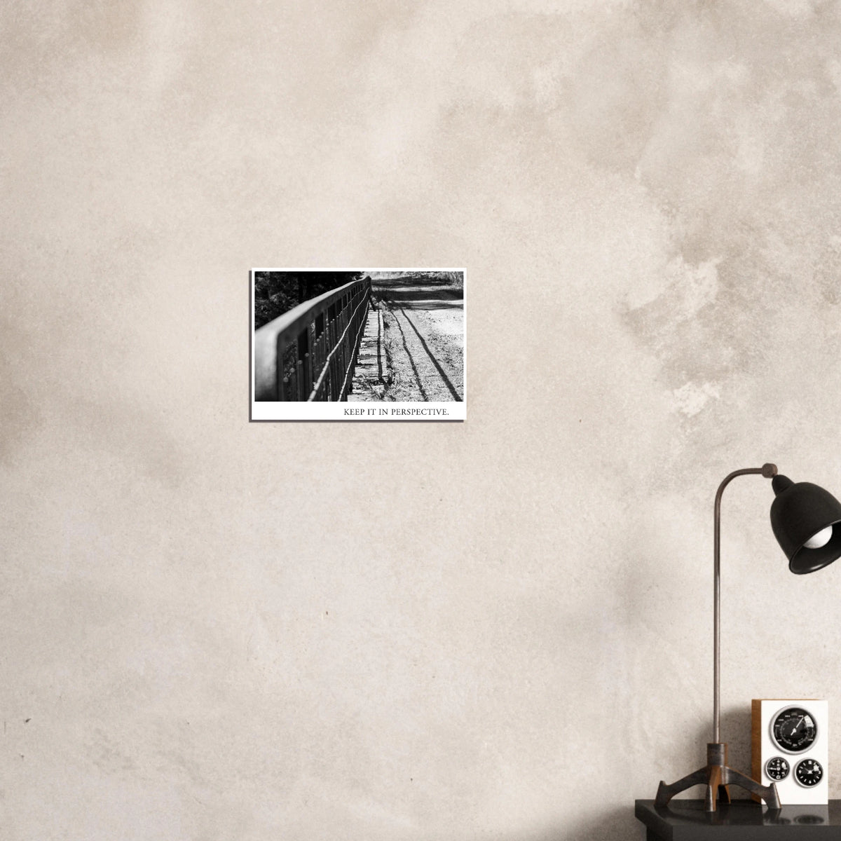 KEEP IT IN PERSPECTIVE aus der Mano et Arte Fotoserie von 2022 mit geometrischer Schwarzweiß Fotografie, starken Fluchtlinien und subtil humorvollem Unterton