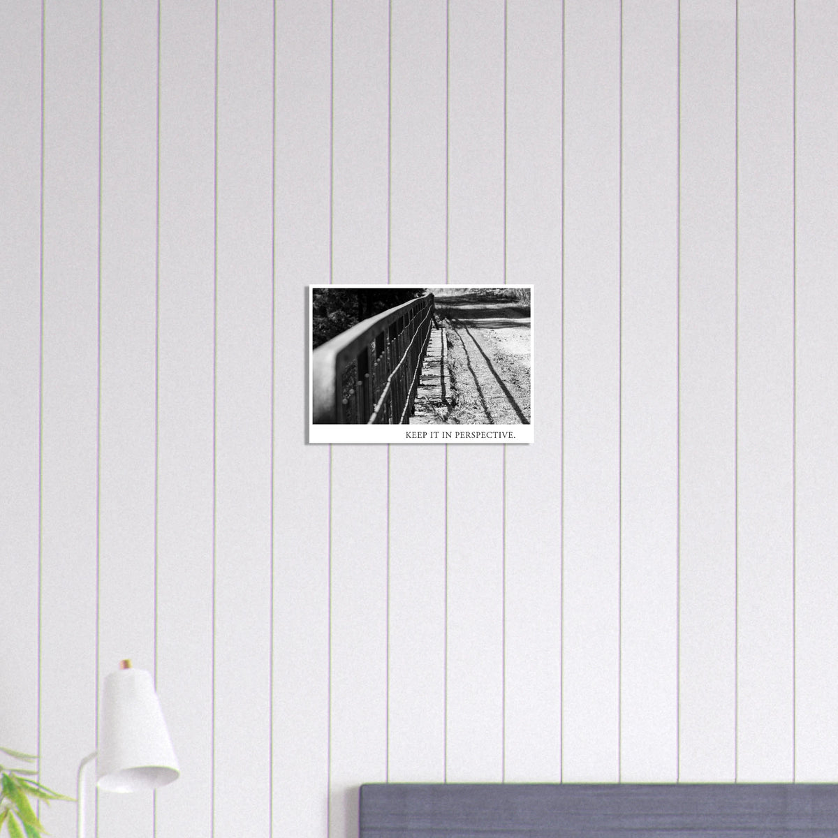 Perspektivische Schwarzweiß Fotokunst mit diagonalem Geländer, wechselnder Schärfe und grafischen Schattenlinien als moderner Fine Art Print