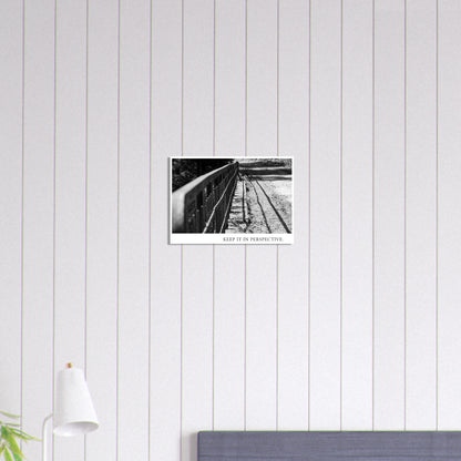 Perspektivische Schwarzweiß Fotokunst mit diagonalem Geländer, wechselnder Schärfe und grafischen Schattenlinien als moderner Fine Art Print