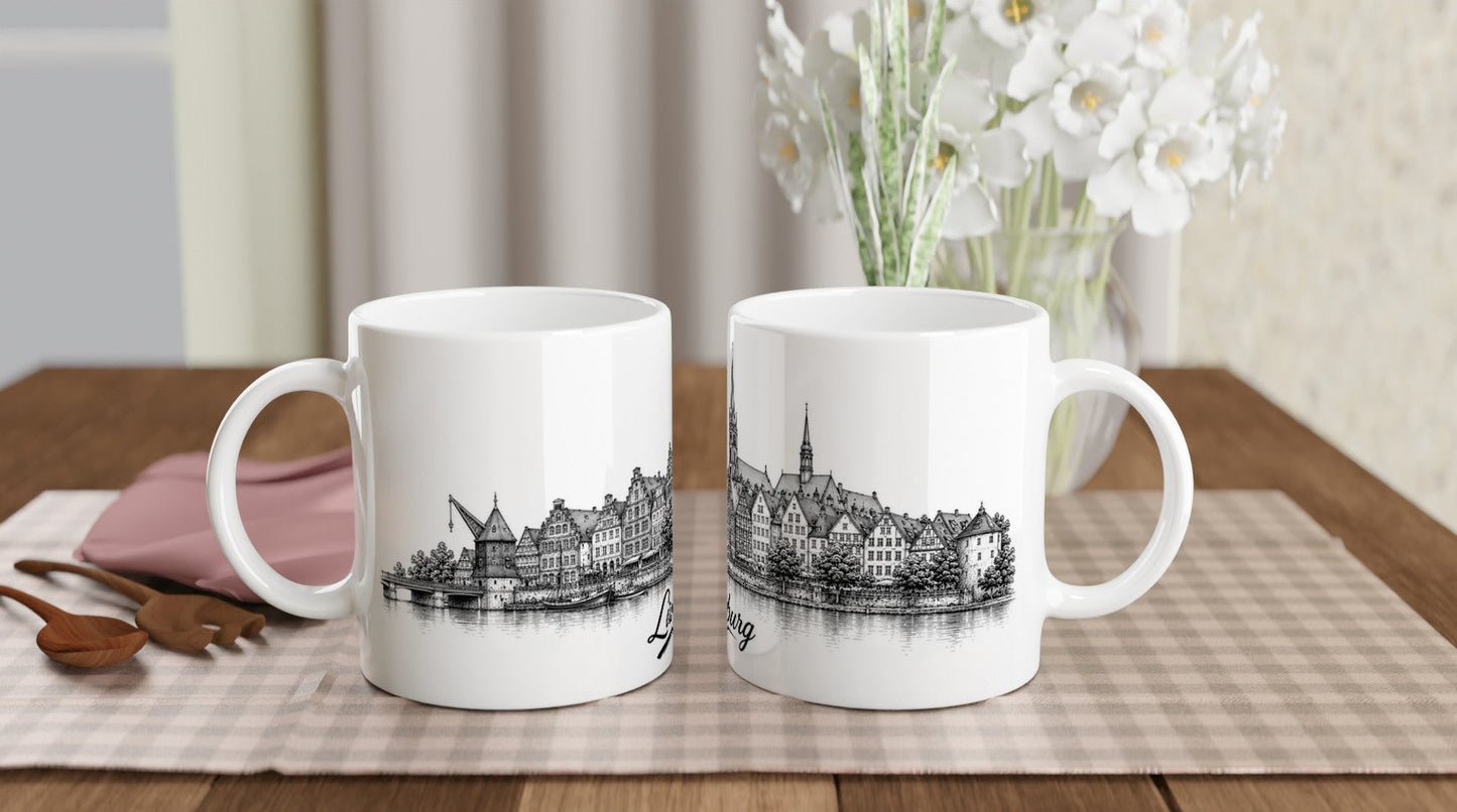 Line Art Tasse mit Lüneburg Skyline, historischen Fassaden und ruhiger Gestaltung.