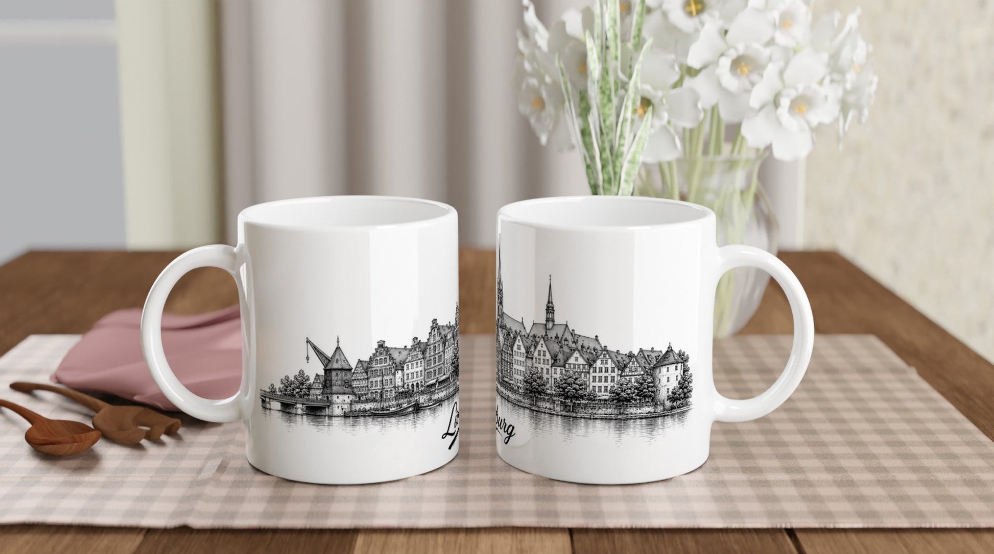 Line Art Tasse mit Lüneburg Skyline, historischen Fassaden und ruhiger Gestaltung.