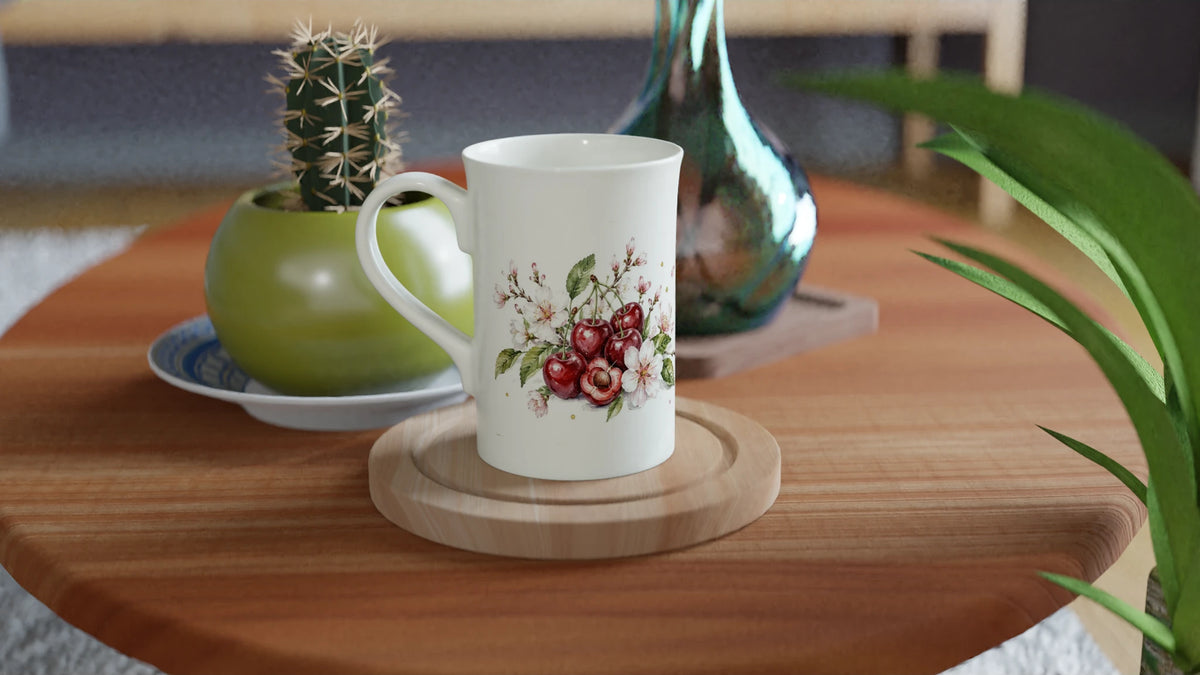 Botanische Porzellantasse mit reifen roten Kirschen, Blütenzweigen und Knospen in heller Aquarelloptik