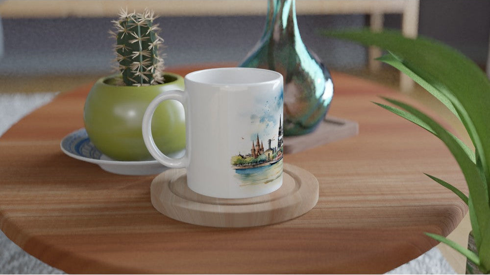 Weiße Kaffeetasse mit Kölner Rheinpanorama, Dom und historischer Brücke im Aquarellstil