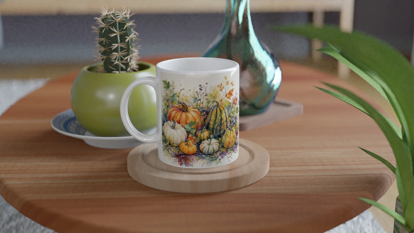 Botanische Aquarellillustration mit Kürbissen, Herbstblättern, Beeren und feinen Zweigen auf einer Keramiktasse
