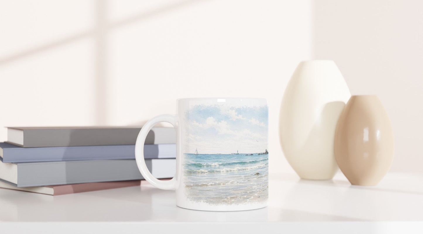 Maritime Keramiktasse mit Aquarell-Strandmotiv, Küstenhäusern und flachem Wasser.