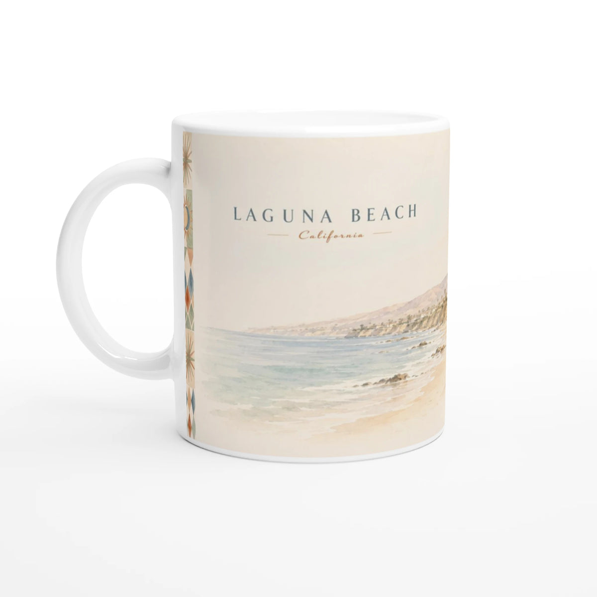 Rückseite der Laguna Beach California Tasse mit Lifeguard Tower am Strand, kleiner Figur, hohen Palmen, Agaven und Häusern oberhalb der kalifornischen Steilküste