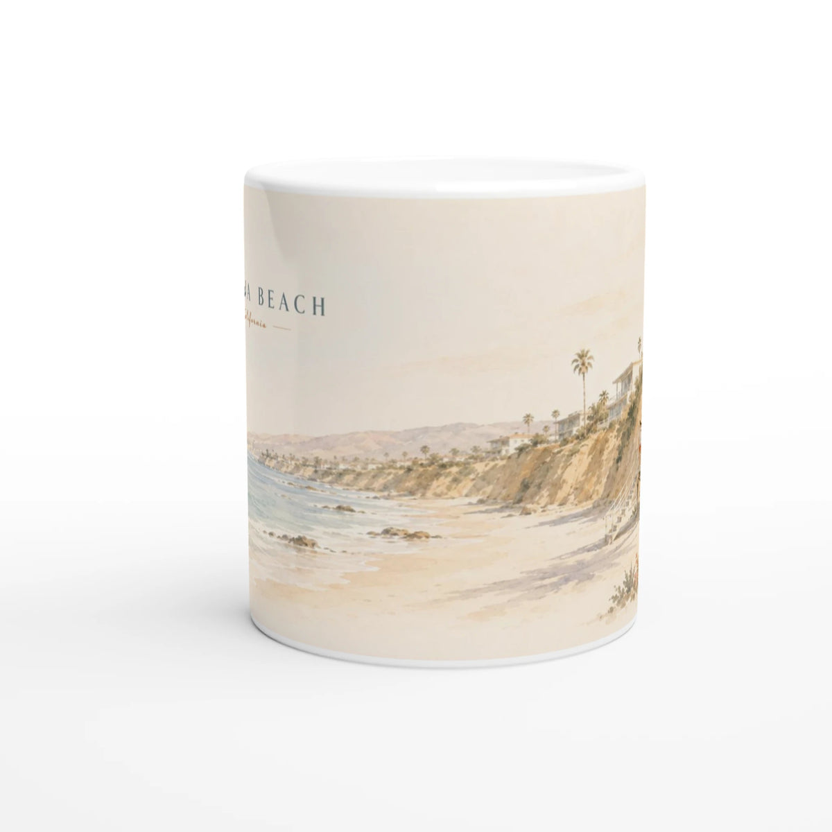 Seitliche Ansicht der Laguna Beach California Tasse mit weit geschwungener Bucht, ruhigem Pazifik, hellem Sandstrand, felsigem Küstenhang und Häusern über dem Meer