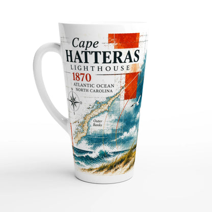 Maritime Latte-Tasse mit dem Cape-Hatteras-Leuchtturm der Outer Banks als Vintage-Motiv, inspiriert von historischen Reiseerinnerungen an North Carolina.
