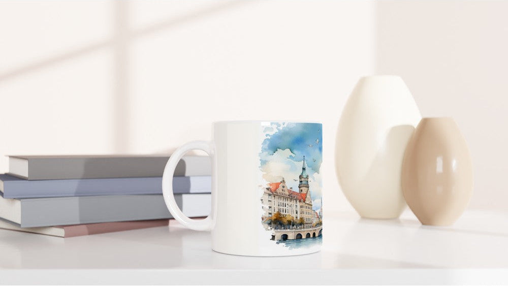 Weiße Leipzig Tasse mit historischem Stadtmotiv und monumentaler Architektur im Aquarellstil