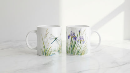 Zwei Ansichten der Libelle Wasseriris Tasse mit schwebender Libelle über Wasser auf einer Seite und violetten Irisblüten auf der gegenüberliegenden Seite.