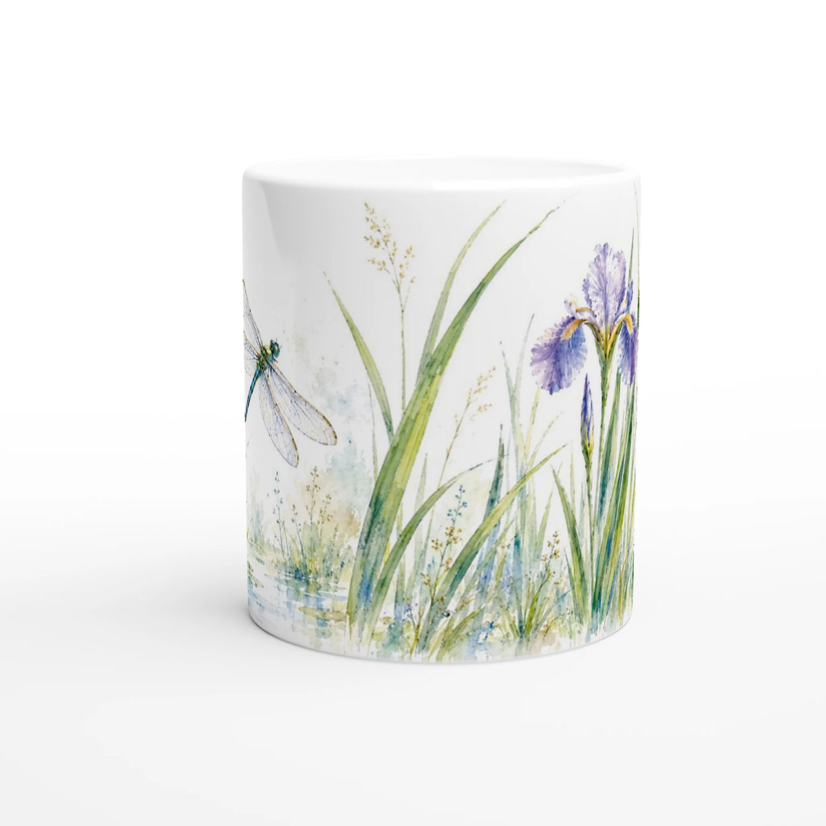 Libelle Wasseriris Tasse 330 ml mit aquarellierter Uferlandschaft in einem hellen Wohnambiente mit Büchern und zurückhaltender Dekoration.