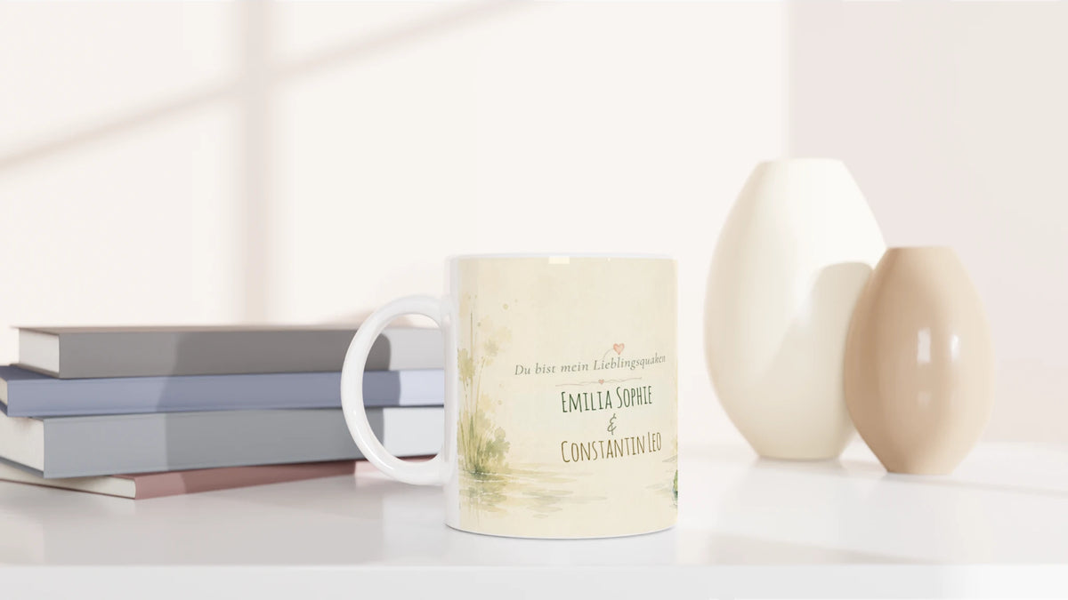 Personalisierte Keramiktasse mit dem Spruch Du bist mein Lieblingsquaken, zwei Namen und liebevoll illustriertem Froschpaar im Aquarellstil.