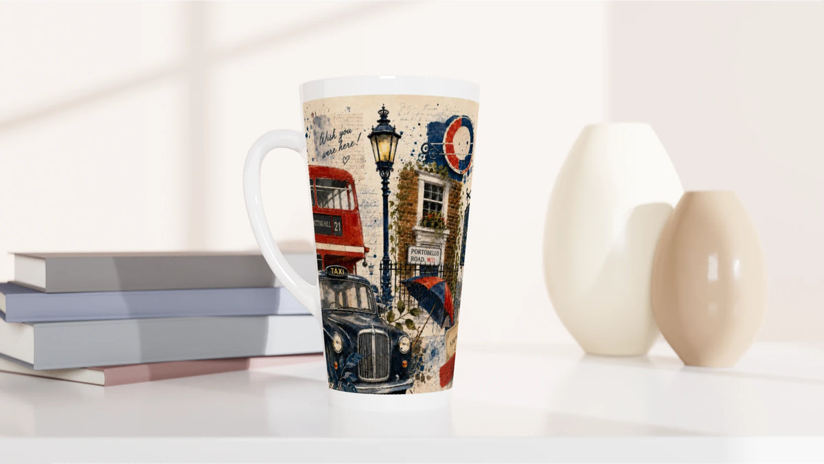 Latte Tasse mit rotem London Bus, klassischem schwarzem Taxi und nostalgischer Großstadtillustration