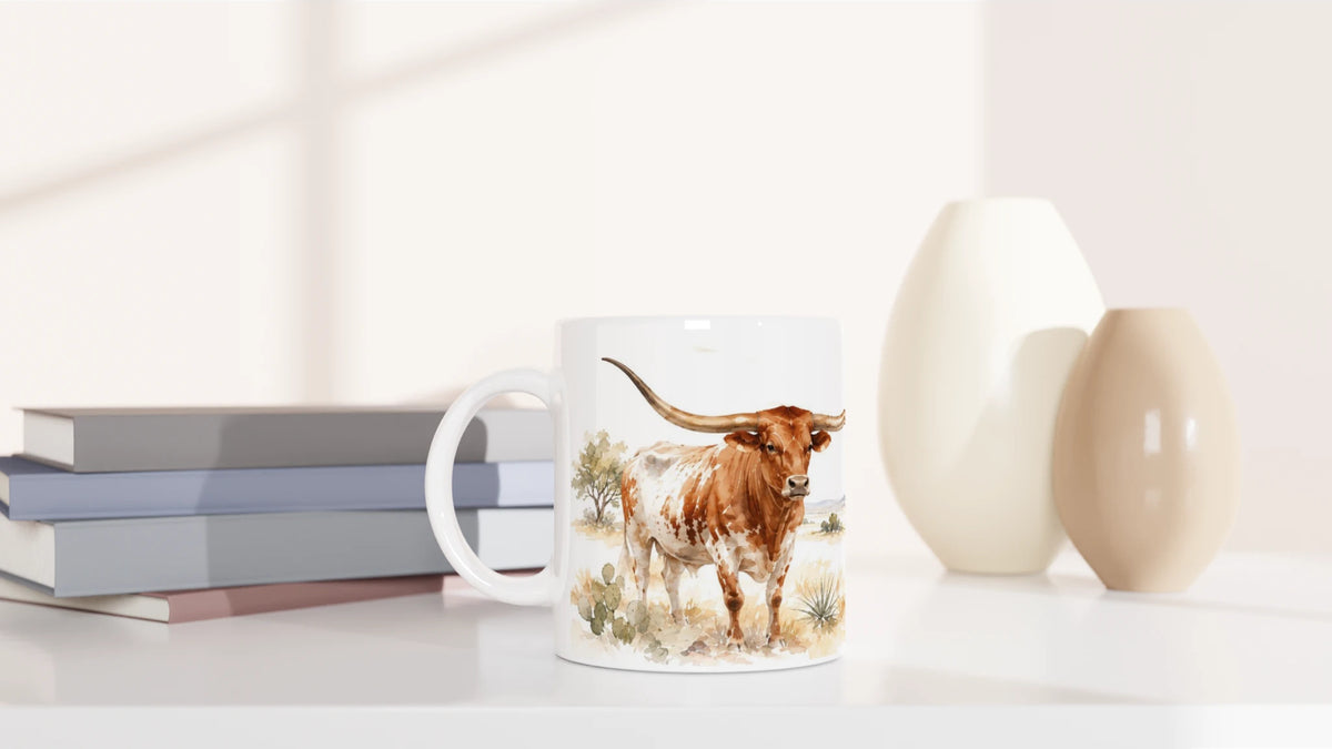 Longhorn Tasse mit imposantem Rind im Vordergrund und zweitem Tier auf einer texanischen Weide