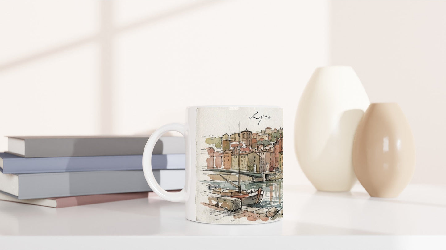 Lyon Tasse mit historischer Architektur, roten Dächern und lockerer Tuschezeichnung auf weißem Keramikgrund