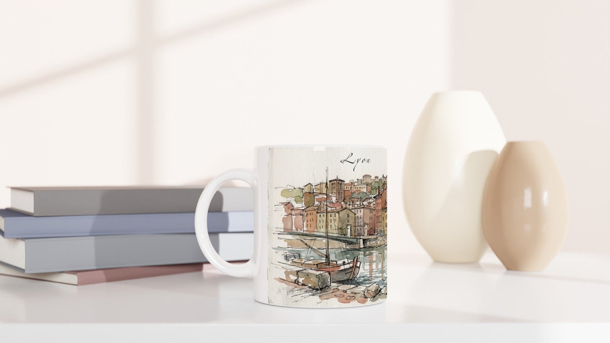 Lyon Tasse mit historischer Architektur, roten Dächern und lockerer Tuschezeichnung auf weißem Keramikgrund