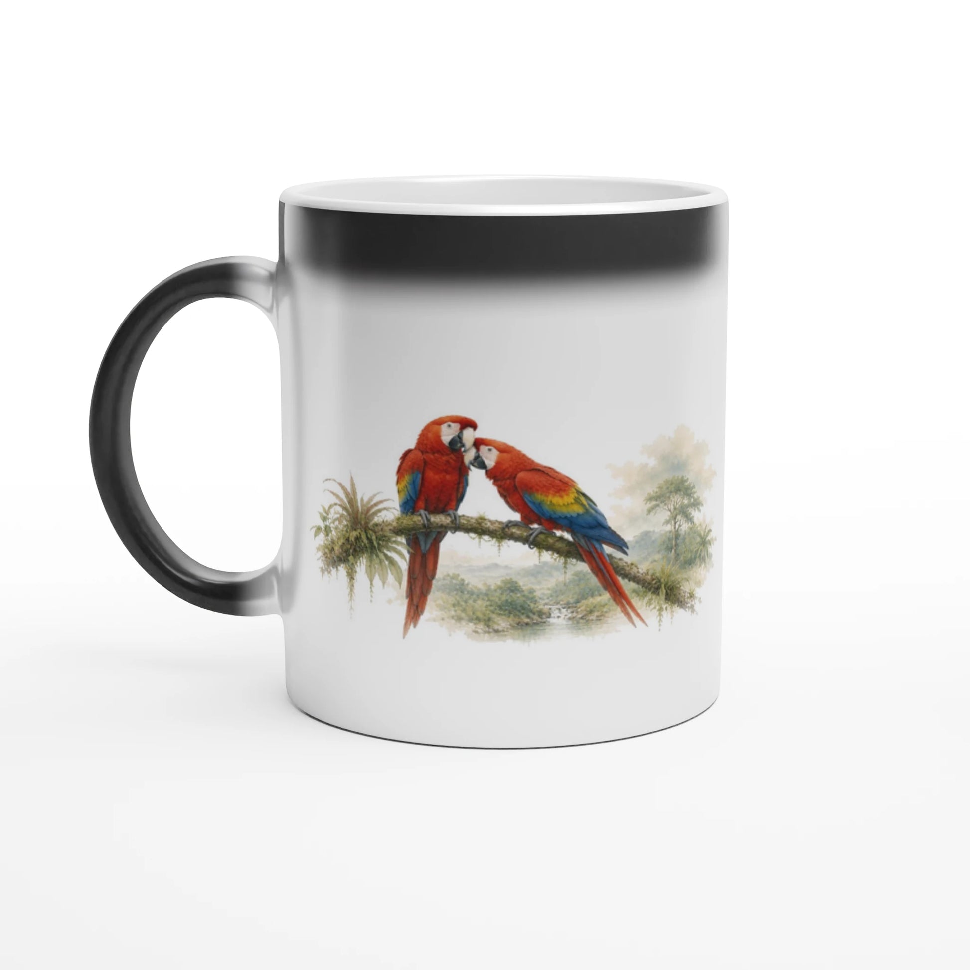 Magische Tasse mit zwei roten Aras, deren Motiv durch Wärme sichtbar wird.